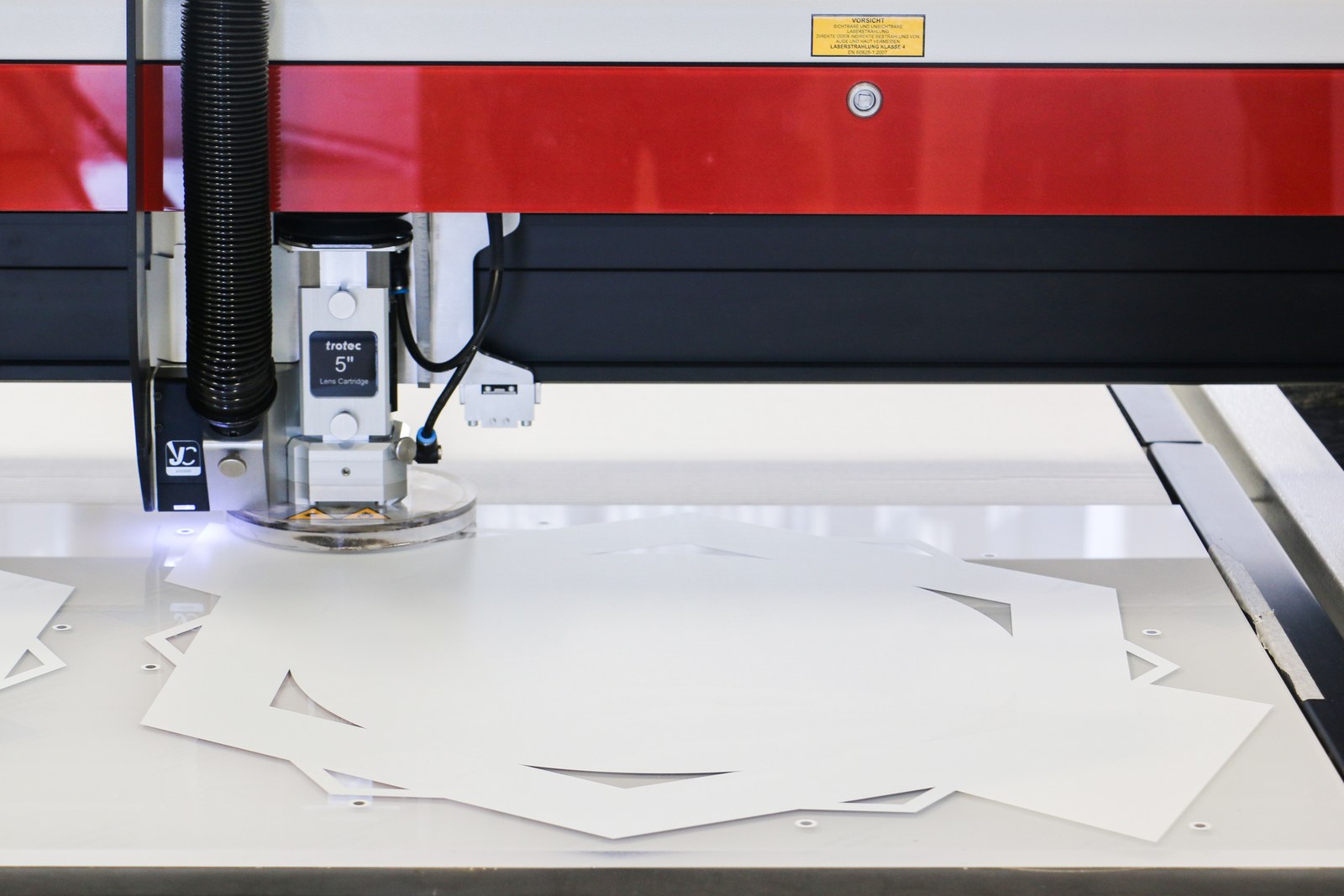 Detail des Laserschneidens einer Acrylglasplatte auf einer Trotec-Maschine – Herstellerfoto